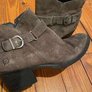 Woman’s born ankle boot size 9